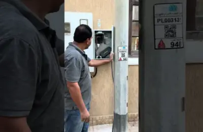 فني كهربائي جدة أثناء تركيب شاحن سيارة كهربائية على جدار منزل